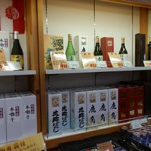 奥の陳列棚に高級地酒がありました。
