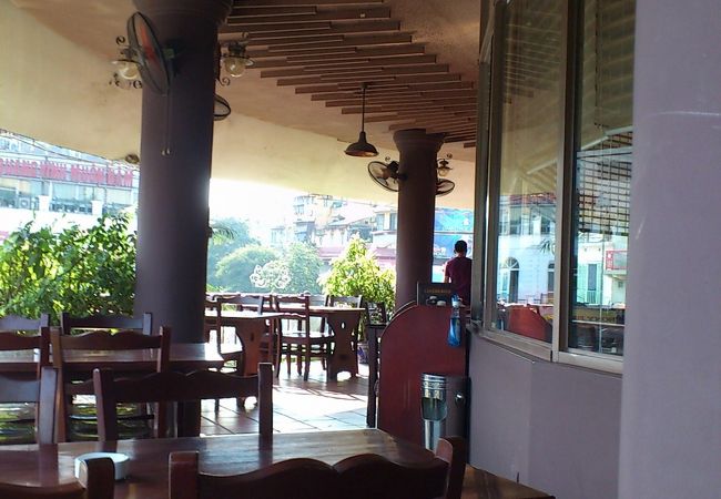 水上人形劇近くのカフェ