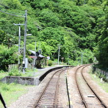 山の中、駅舎以外は何もありません