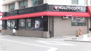 広くてゆっくり出来ます。店内に喫煙室も有ります。