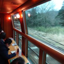 サロンにて。贅沢に車窓を眺めることができる