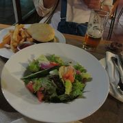 カジュアルなレストランです
