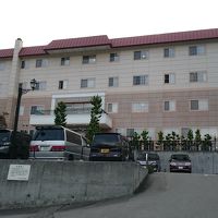 入口は少し坂ですが、湖は近かったです