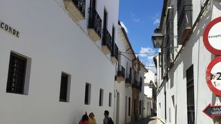 狭い道が続きます