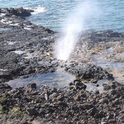 定期的に岩の割れ目から海水が吹き上がります