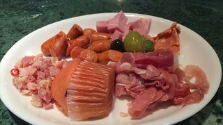 生ハムやソーセージをリーズナブルな価格にて購入する事ができます。