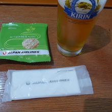 サーバーで継いだビールとお煎餅の小袋