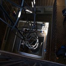 塔の中はスロープになってます