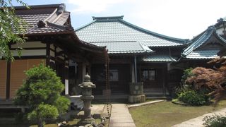 道路を挟んで反対側には長久寺、左隣には妙法寺があります