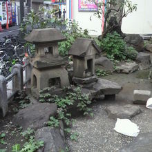 歌舞伎町公園の西側の一角には、池と小さな祠が祀られています。