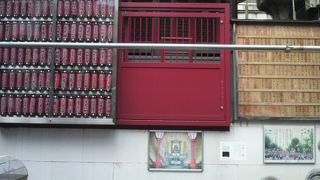 歌舞伎町の一角に歌舞伎町公園があり、弁財天が祀られています。