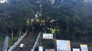 急な石段を登ります