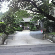 青梅街道から見た常円寺の入口の状況です。
