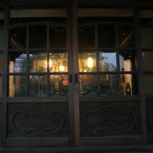 ガラス戸越しに本殿の奥の院が見えます。