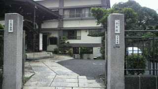 常泉院新宿鬼子母神は、日蓮宗の寺院で、常円寺の西隣にあります。