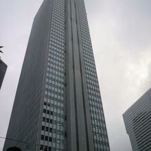 新宿野村ビルの北側の外観です。高いビルです。