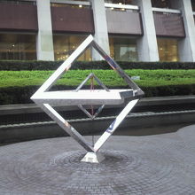 ビルの東側の池中央には、金属製の四方形の像が設置されています