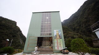 山の上にお寺があります