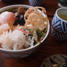 おいしい丼。温泉卵が嬉しい。