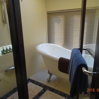 猫足バス。寝転んで窓を開けると、海が見えます。