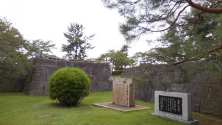 天守閣跡と福井の語源となった「福の井」があります