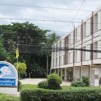 ホテル前は広い道路