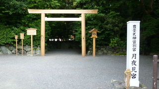 新しく綺麗な境内です