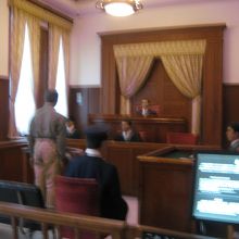 法廷の様子を示した人形模型