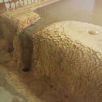 温泉成分が長きに渡り堆積した結果