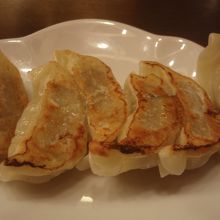 ６個ついてくる「ごくぱり」セットのギョウザ。