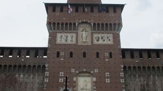 レンガに囲まれた城壁