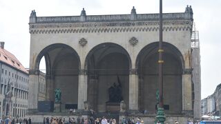 大勢の観光客でにぎわっていました