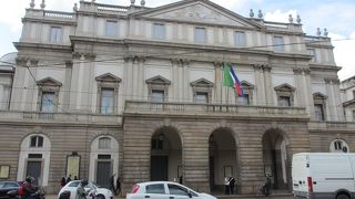 伝統ある歌劇場です