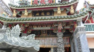 細い裏道に立派な廟がありました。