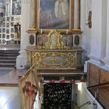 地下墓所への階段