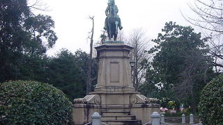 動物園の入口近くにあります