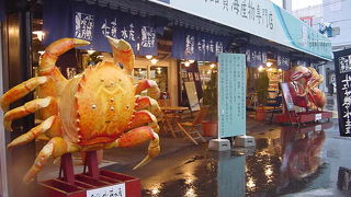 エビやカニがお出迎え