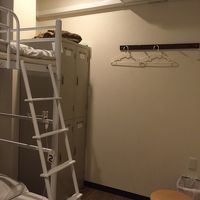 ドミトリー室内   簡易ロッカーもあり