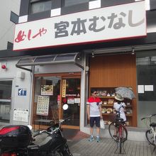 駅前の大通り沿いなので場所も分かりやすい