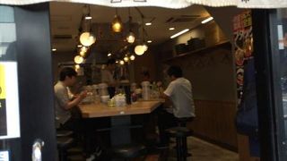 大通りに面して、高田馬場駅から歩いて１分のところにある、大変、立地の良い店です。