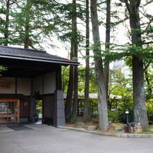 車寄せから館内へ。