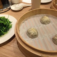 トリュフ小籠包と空芯菜