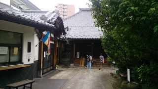 道路から奥に入って行きます。