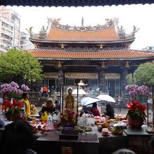 皆さん真剣にお祈りしています。