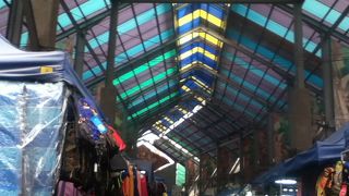 インド風の屋台がずらりと並んでいる