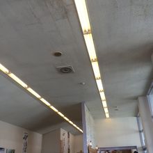 コンクリうちっぱなしの店内