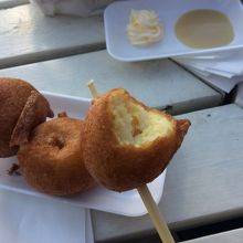 外のテーブルであげいもを食べました