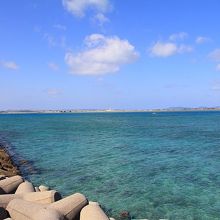 透き通った海で、遠くには海中道路が見えます