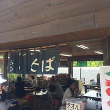 そばの暖簾が目印
