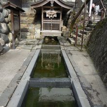 一番奥のほこらの下から湧き出ていました